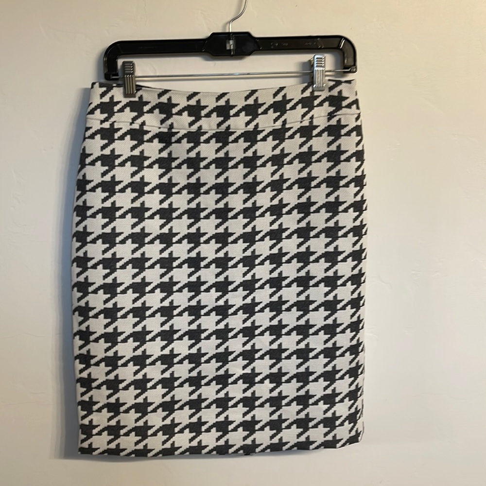 Banana Republic Houndstooth Grey and White Skirt - Size 6